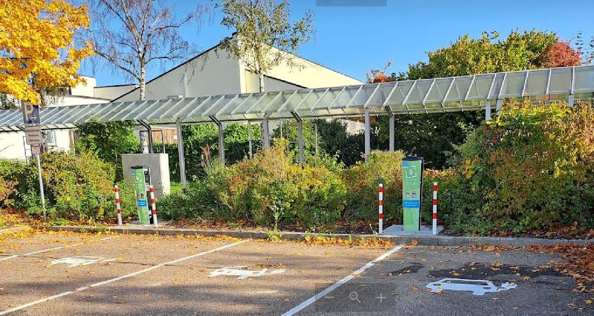 Parkplatz der Limes-Therme mit Ladestationen für Elektrofahrzeuge 