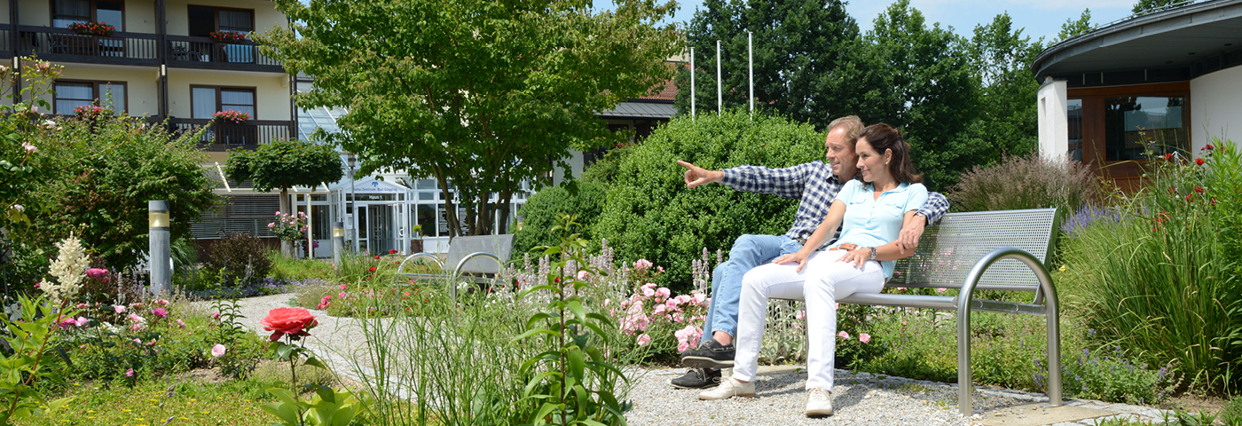 Pärchen auf einer Bank im Kurpark Bad Gögging