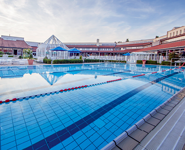 Schwimmer-Außenbecken im Innenhof der Limes-Therme