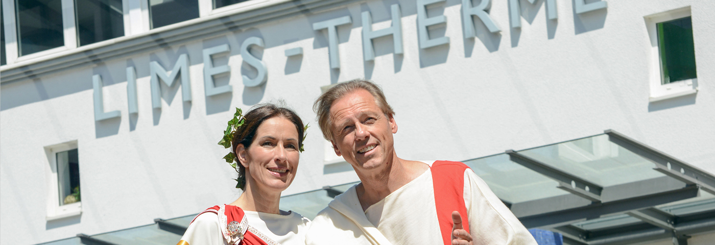Altrömisch gekleidetes Pärchen vor der Limes-Therme
