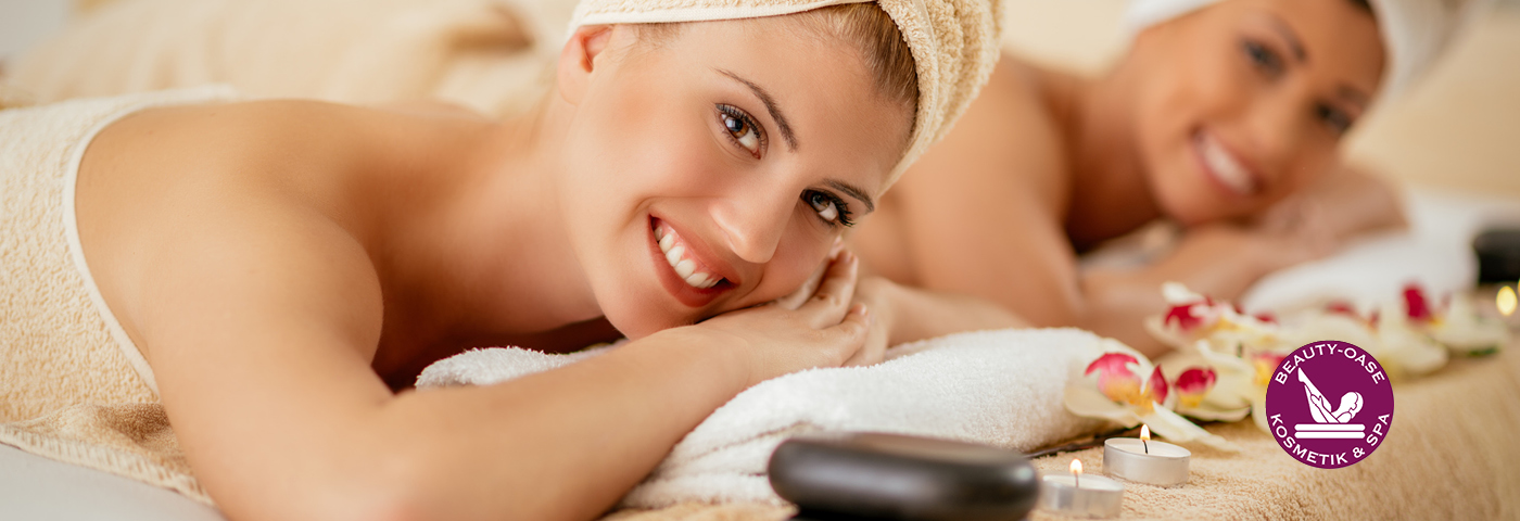 Zwei lächelnde Damen auf Liegen in der Beauty-Oase der Limes-Therme