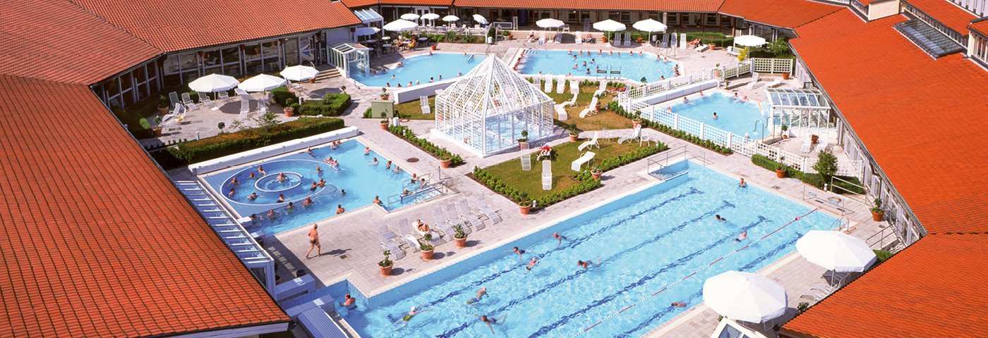 Luftbild Außenbecken im Innenhof der Limes-Therme