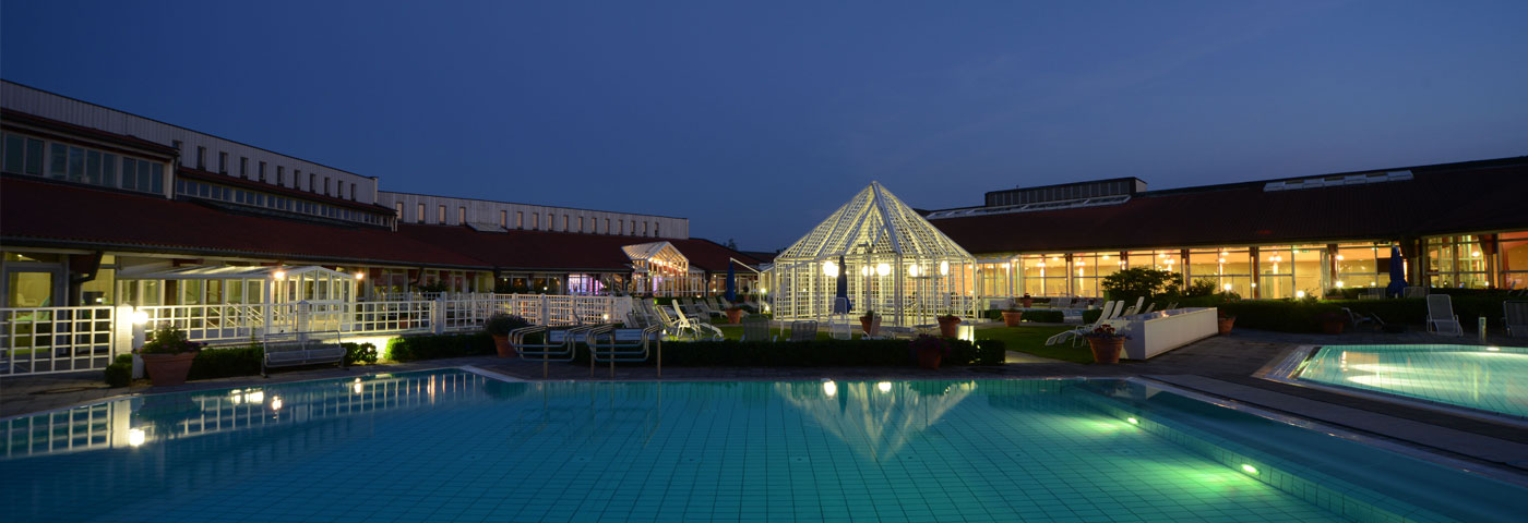 Außenbecken Limes-Therme - romantische Nachtaufnahme