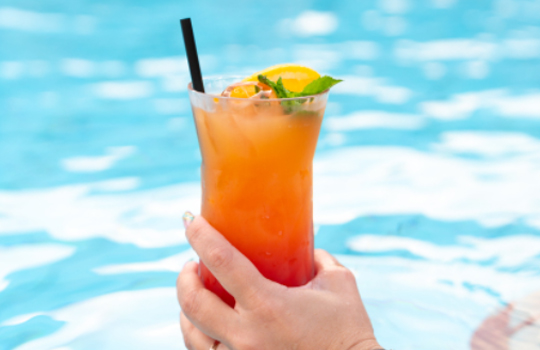 Cocktail mit Strohhalm