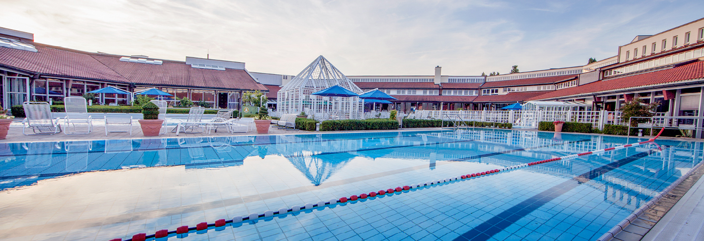 Der Außenbereich der Limes-Therme - Schwimmerbecken